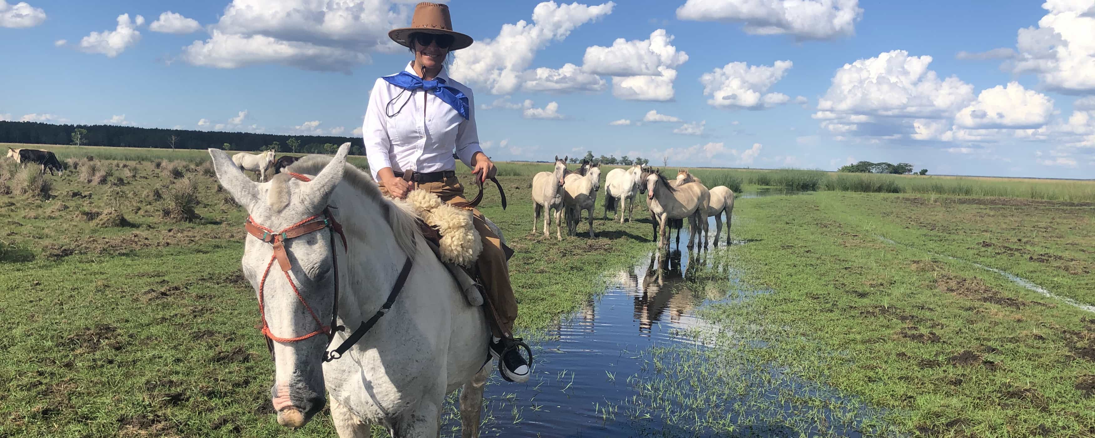 photo of a cabalgata with horses in semi-freedom