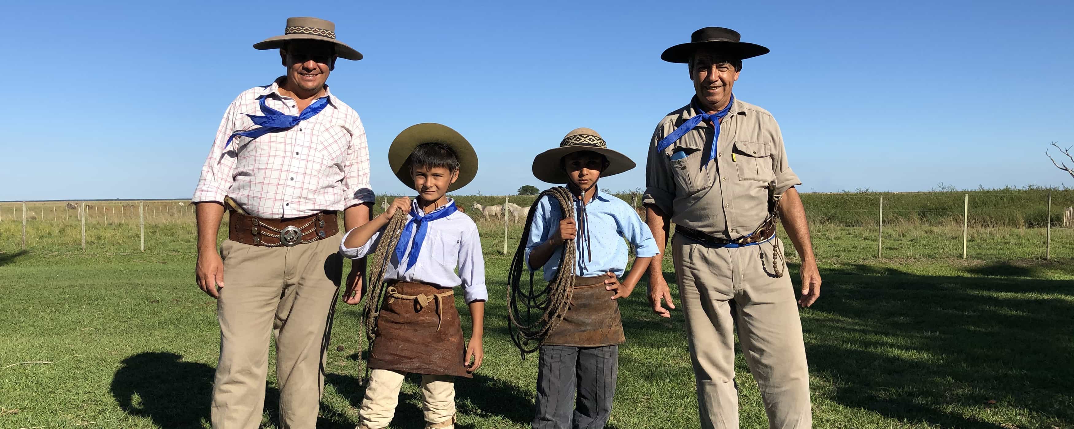 foto de 2 gauchos con 2 niños vestidos de gaucho